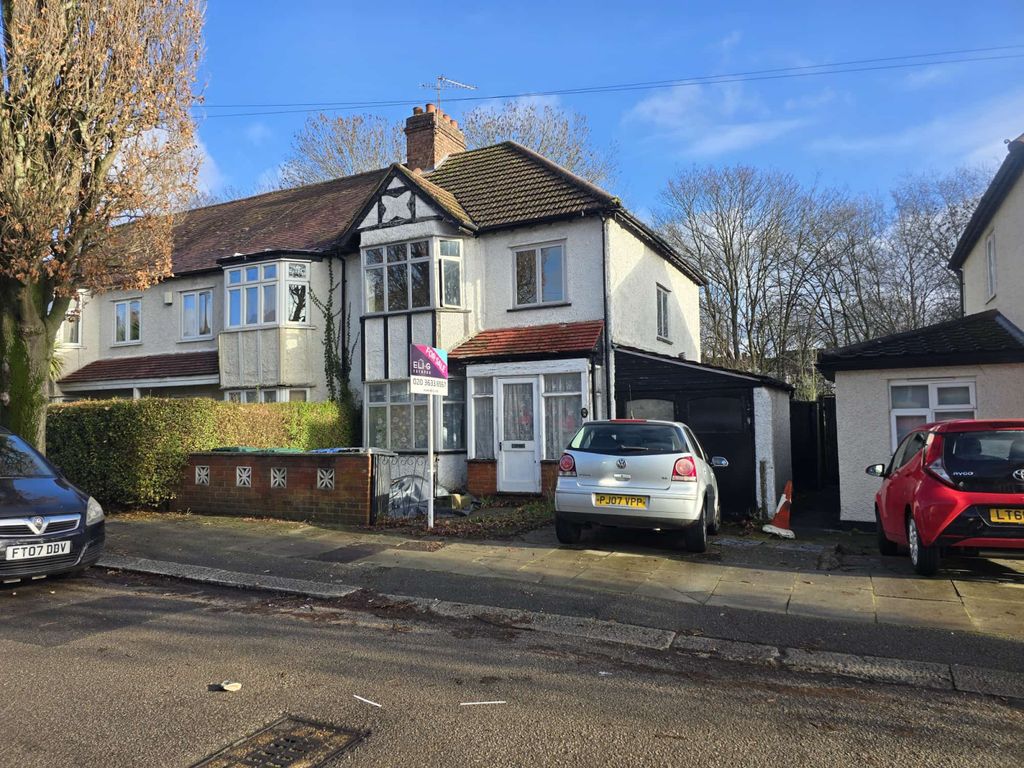 Property photo 1 of 7 3 Bed End Terrace For Sale Kings Close, London Nw4