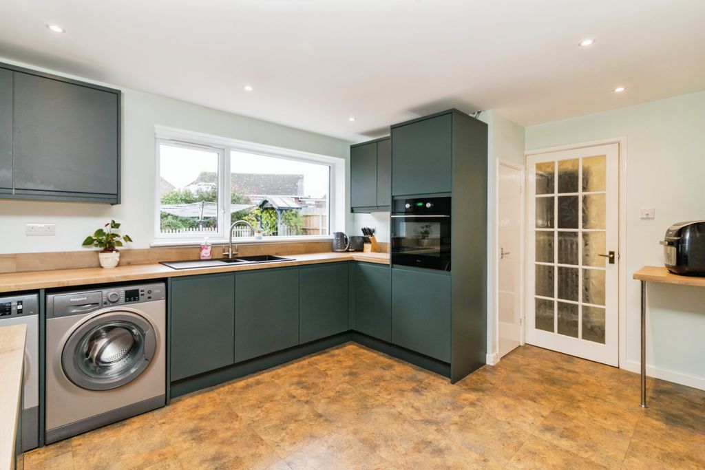 Property photo 3 of 17 Kitchen