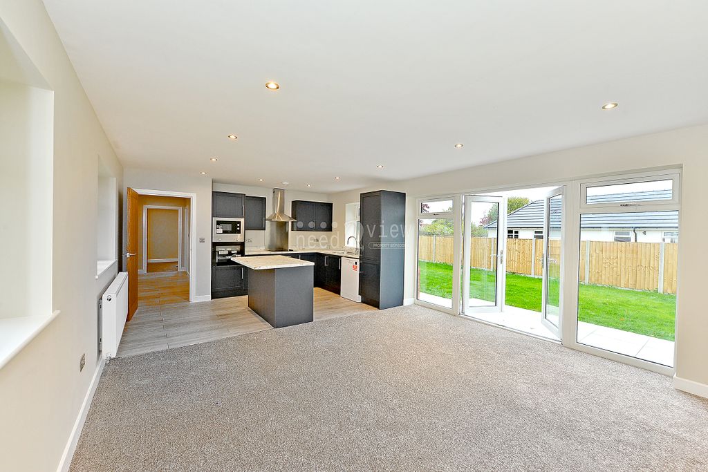 Property photo 2 of 17 Living Room/Kitchen