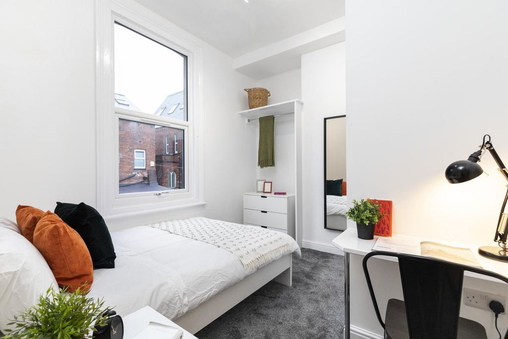 Property photo 1 of 9 A Bright And Cozy Student Bedroom Featuring A Comf...