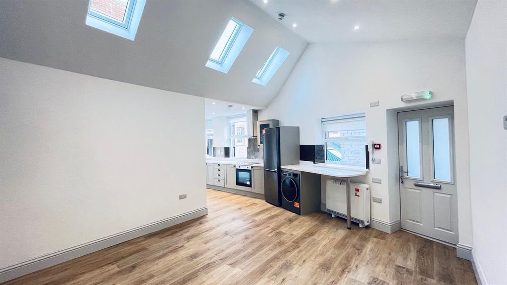 Property photo 2 of 6 Photo 5