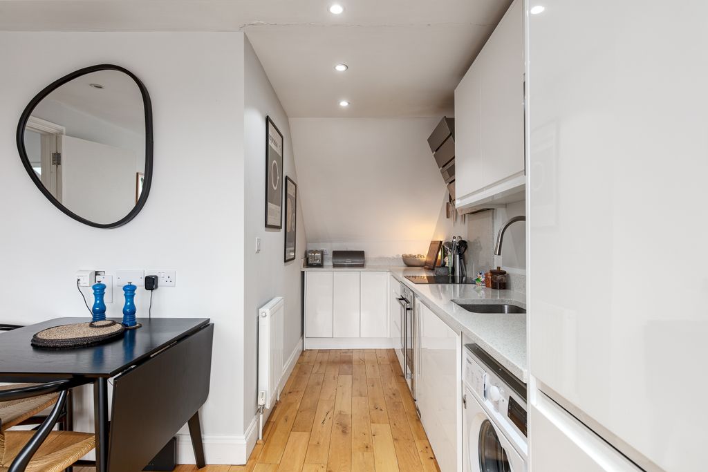 Property photo 3 of 17 Kitchen