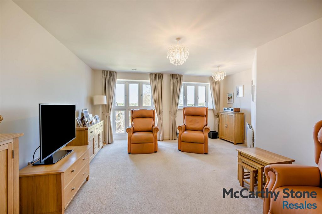 Property photo 2 of 20 8689384-Interior04-800.Jpg
