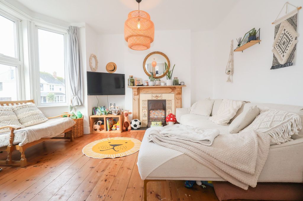 Property photo 3 of 22 Lounge