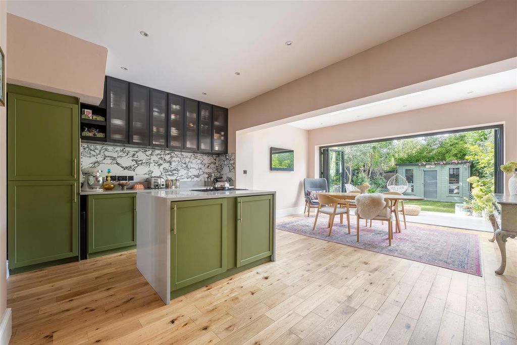 Property photo 1 of 34 Waverley Road, E18