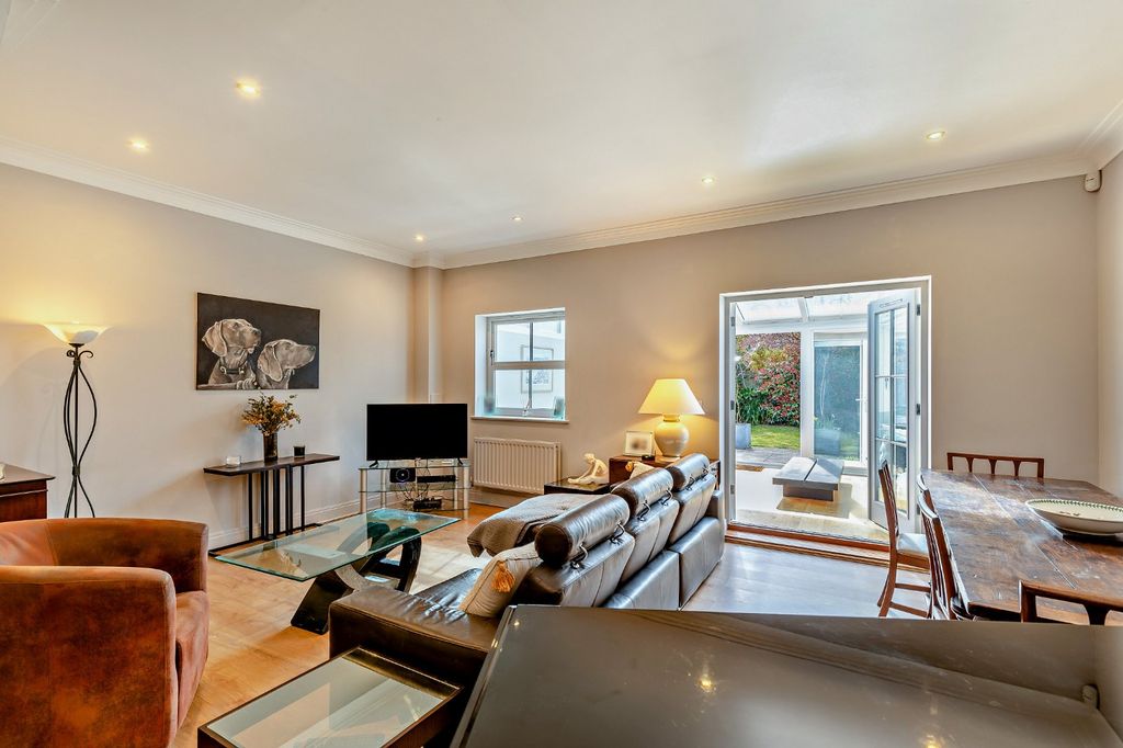 Property photo 3 of 17 Sitting Room