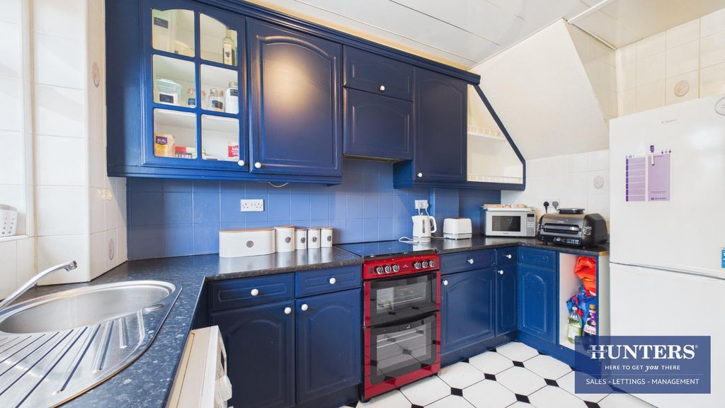 Property photo 3 of 17 Kitchen