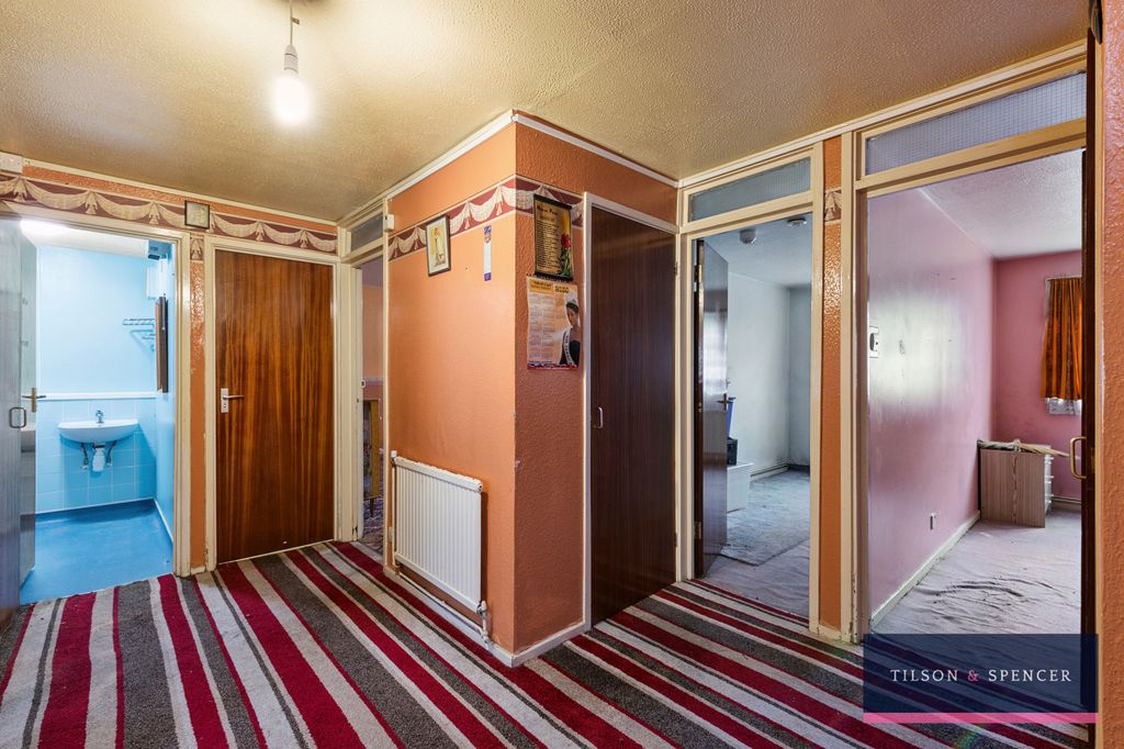 Property photo 2 of 12 2307202510_Tils_128 Hamilton Close _N17 9Hw_001_Wm