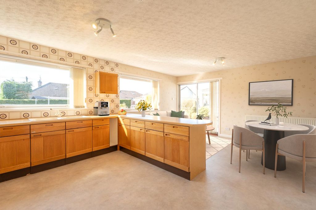 Property photo 3 of 27