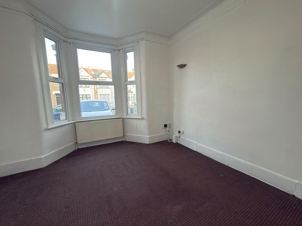 Property photo 1 of 9 One Bedroom Ground Floor Flat Close To Seven King Station- £1375