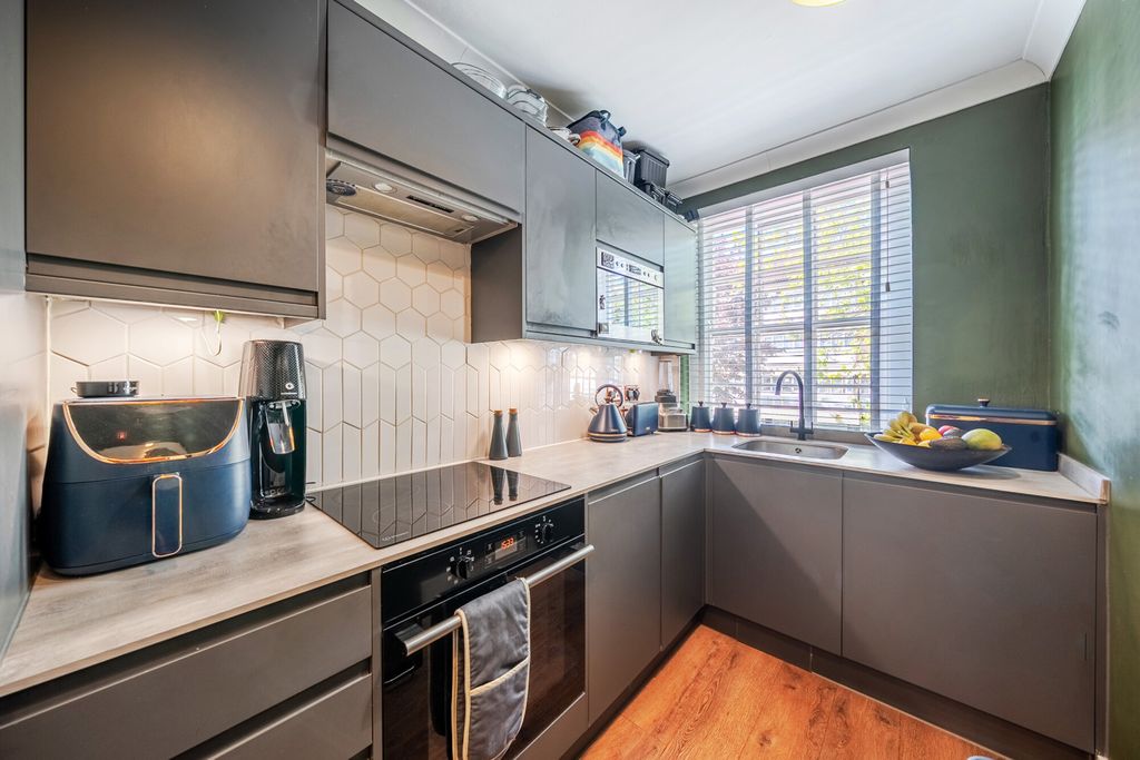 Property photo 3 of 18 Kitchen