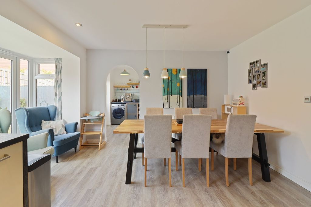 Property photo 3 of 28