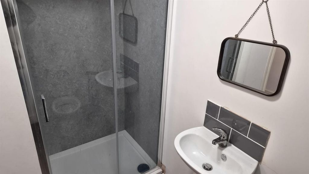 Property photo 2 of 11 En-Suite Bathroom – Bedroom One