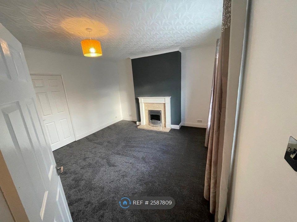 Property photo 3 of 18 Living Room