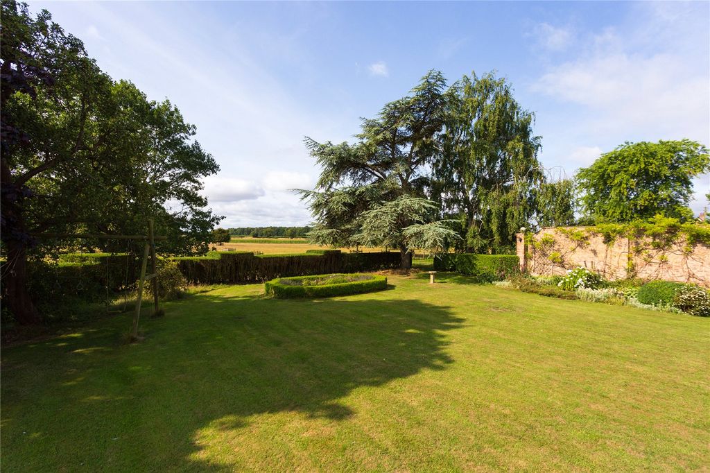 Property photo 2 of 28 Garden And Viewing