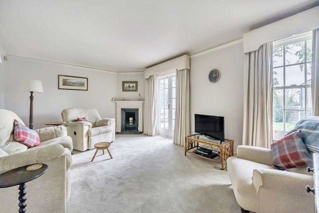 Property photo 3 of 21 Living Room