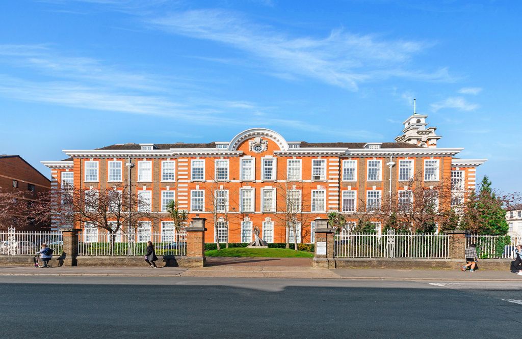 Property photo 1 of 13 1Bcb8530371Afc00847F39A99F40F482