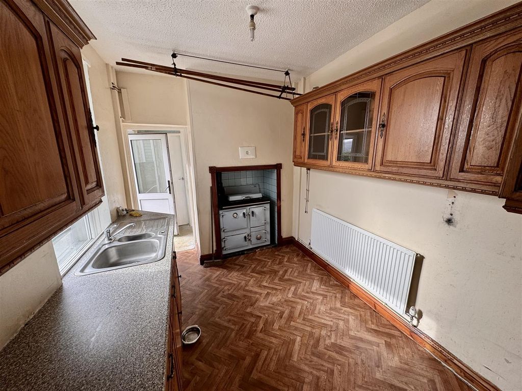 Property photo 3 of 10 Kitchen