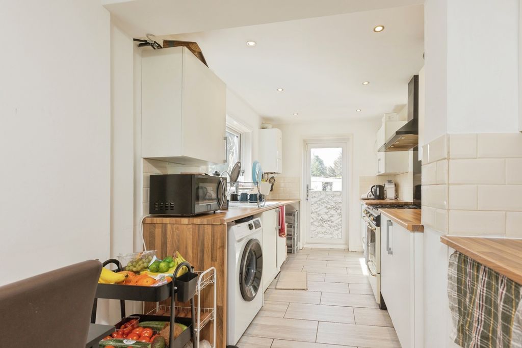 Property photo 3 of 17 Kitchen