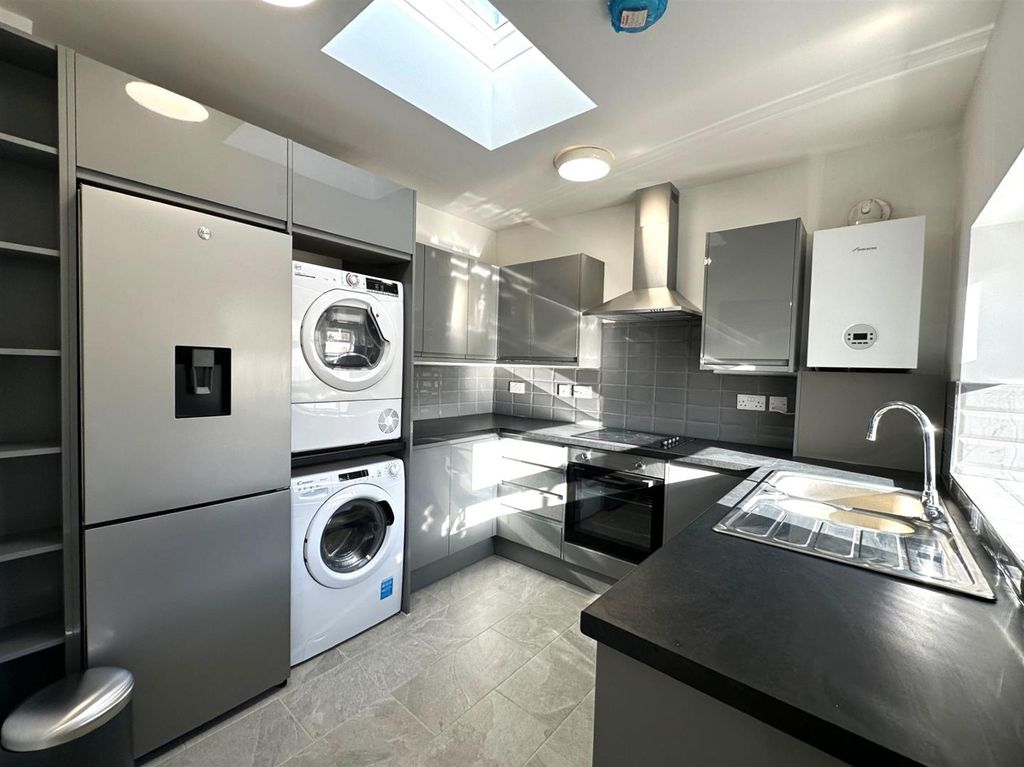 Property photo 2 of 9 Kitchen.Jpg