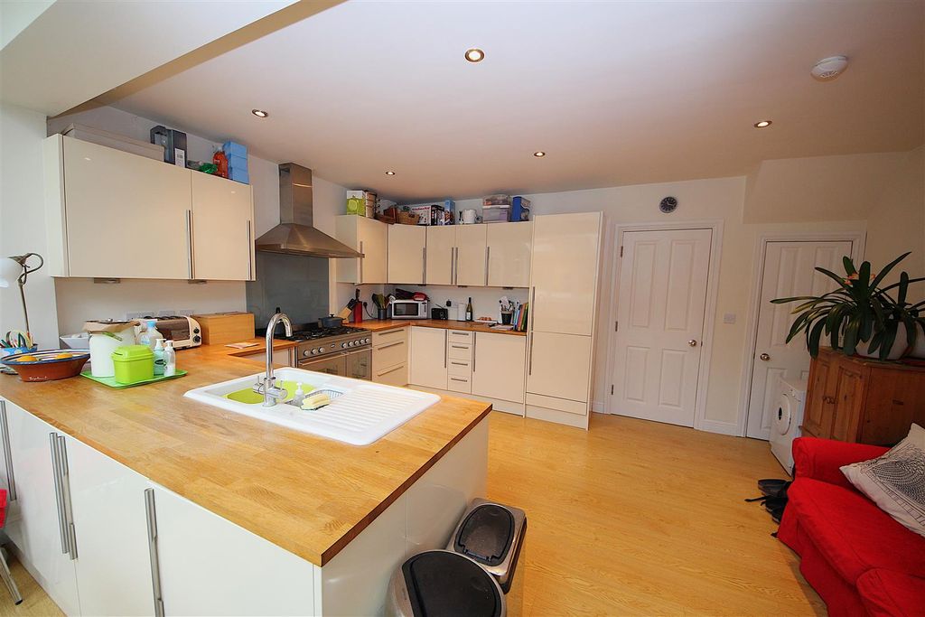 Property photo 2 of 11 Kitchen 2.Jpg