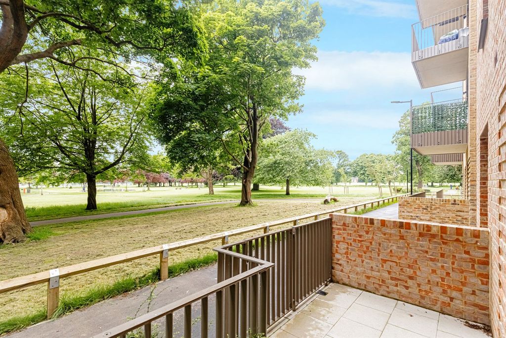 Property photo 1 of 37 (Main)