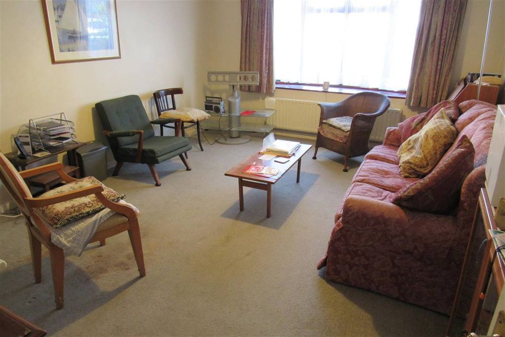 Property photo 3 of 21 Lounge (Front)