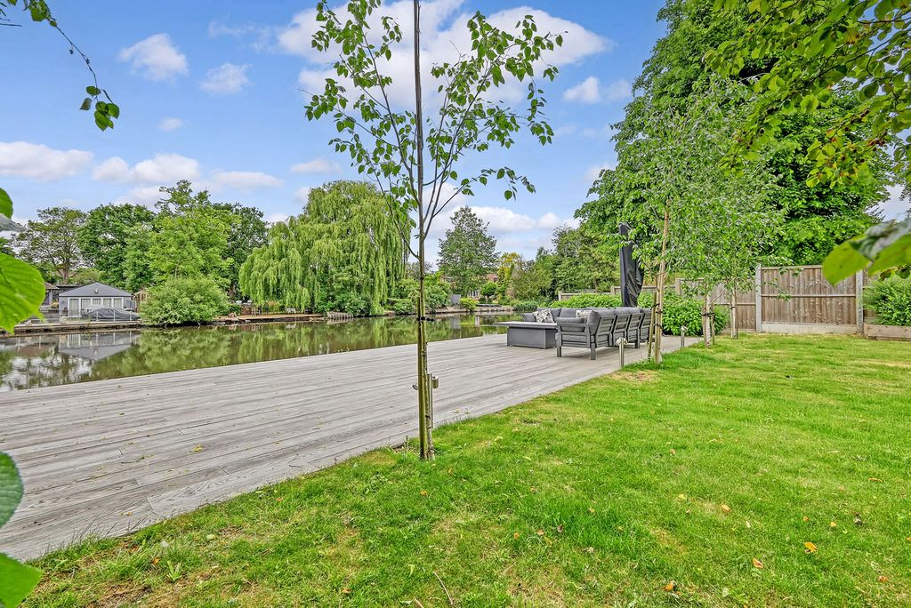 Property photo 2 of 35
