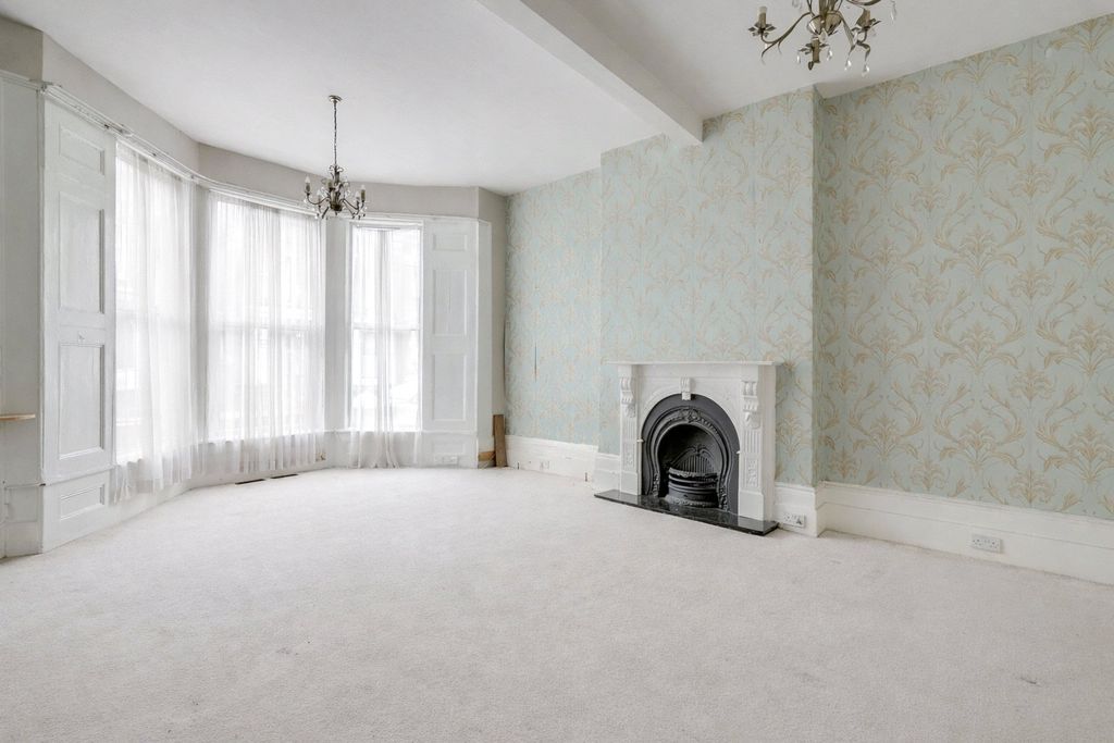 Property photo 2 of 9 Picture No. 32