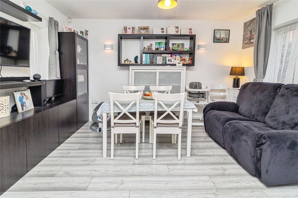 Property photo 3 of 19 Picture No. 02