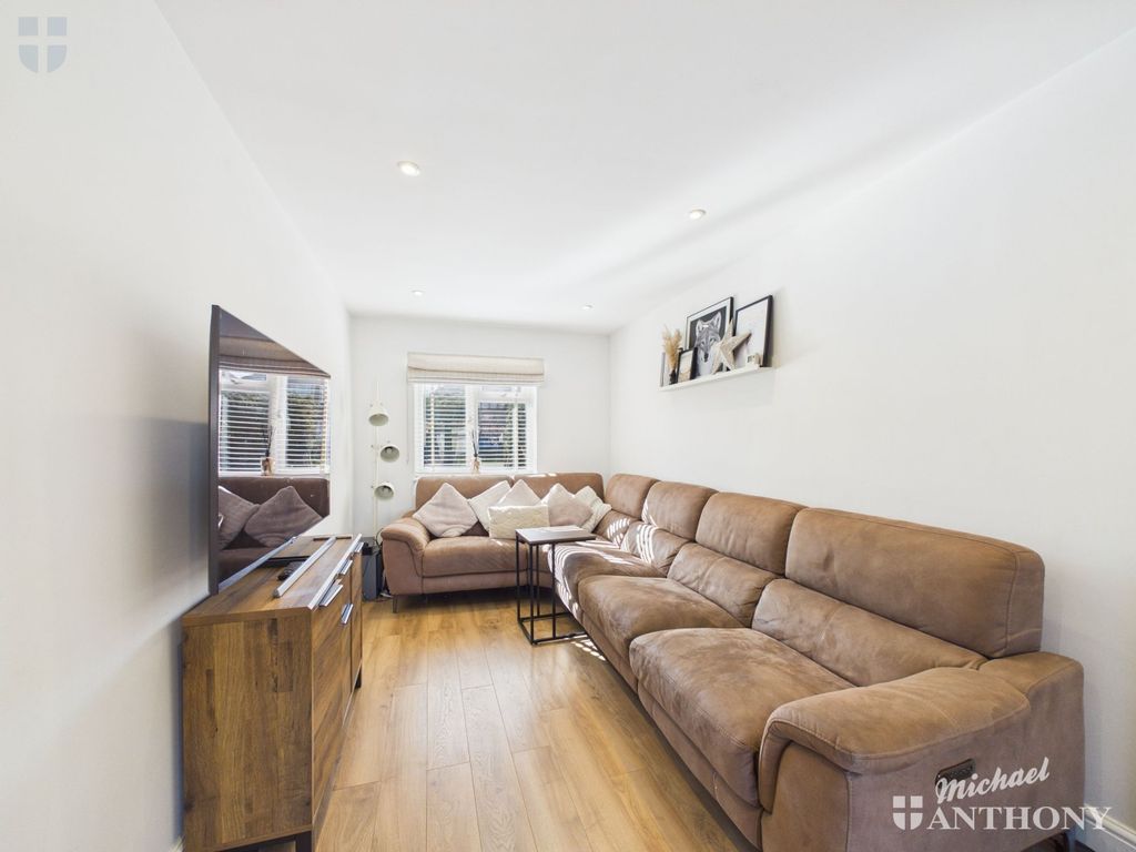 Property photo 2 of 21 Cam03218G0-Pr0950-Still006