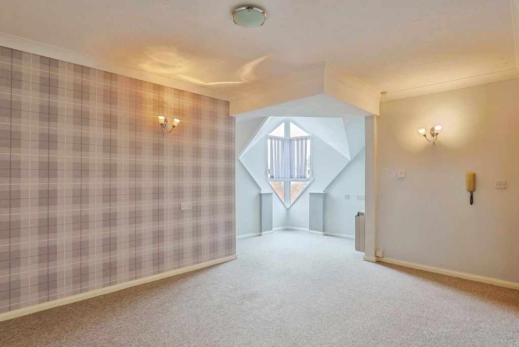 Property photo 2 of 13 Lounge