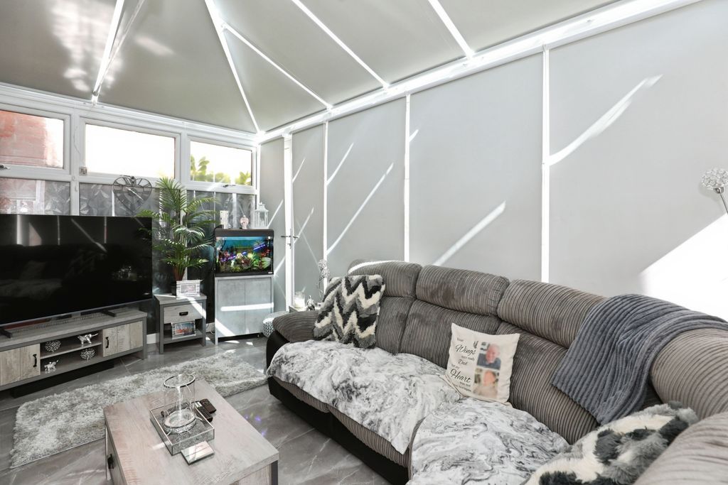 Property photo 2 of 20 Conservatory