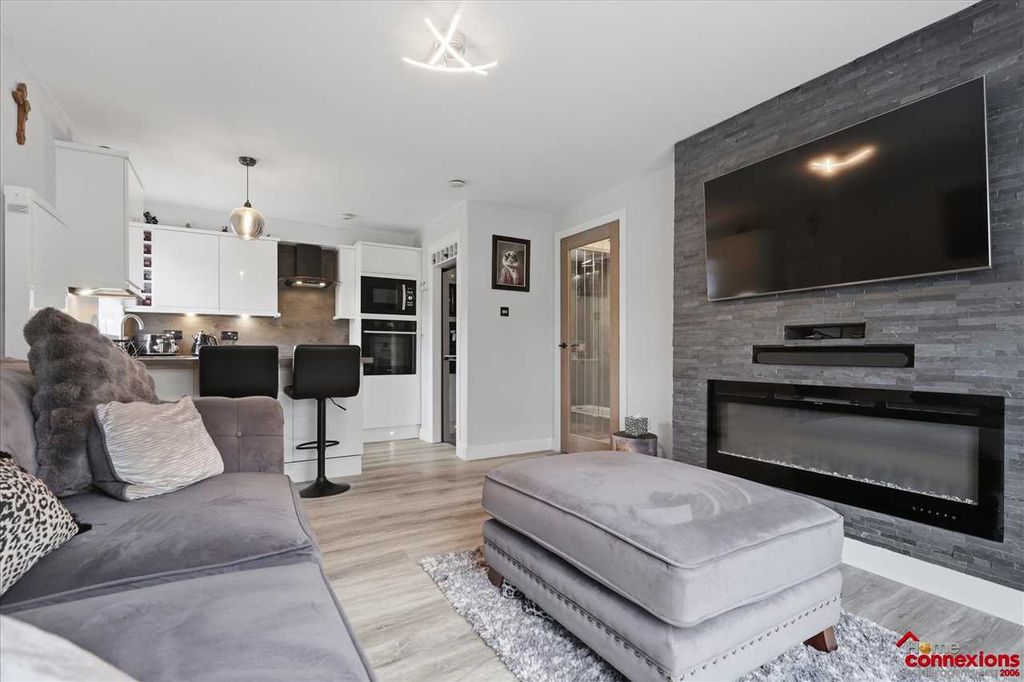 Property photo 3 of 18 Open Plan Lounge & Breakfasting Kitchen (2)