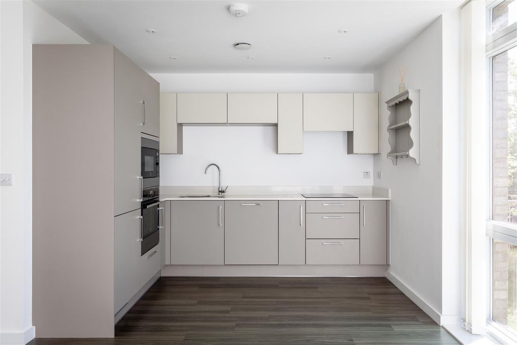Additional image 4 of 1 bed flat for saleGarden Flat At Beacon Heights, Church Road, Haywards Heath RH16