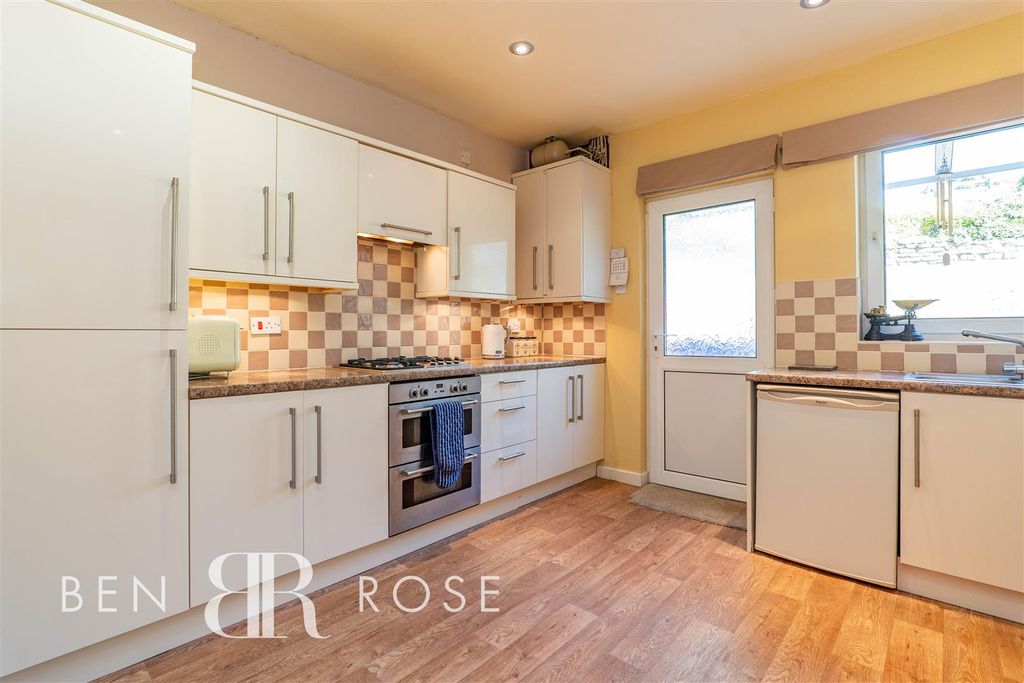 Property photo 2 of 34 Kitchen/Diner