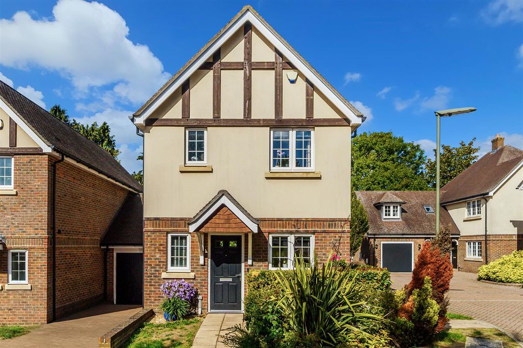 Property photo 2 of 27 Lambourne Close, 5 (12).Jpg