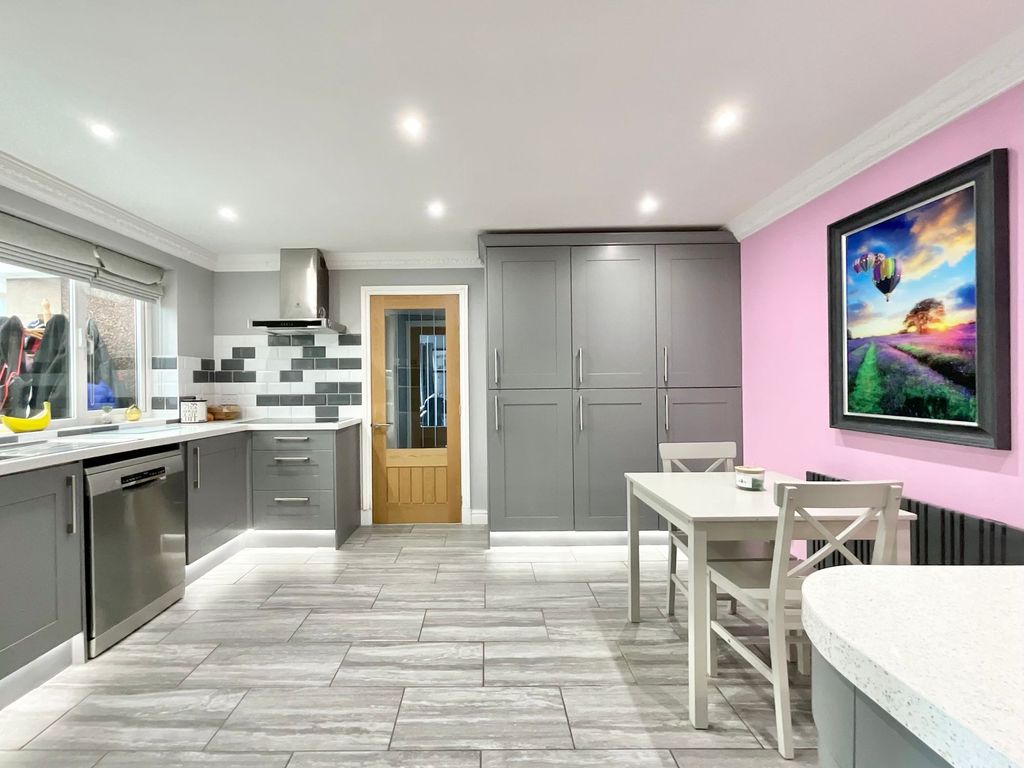 Property photo 2 of 39