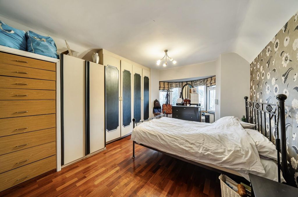 Additional image 8 of 5 bed property for saleCavendish Drive, Edgware HA8