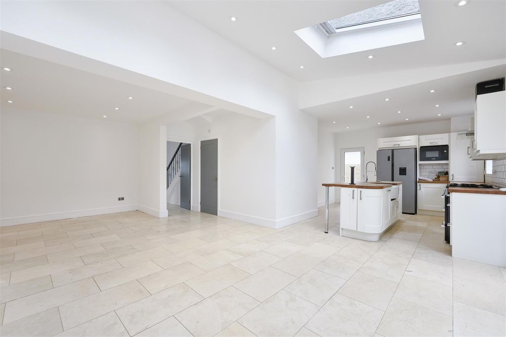 Property photo 2 of 24 Ashcombe Road, 14- (6).Jpg