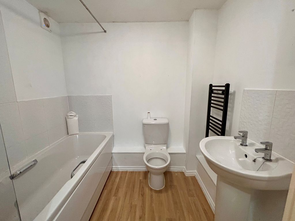 Property photo 2 of 10 Bathroom