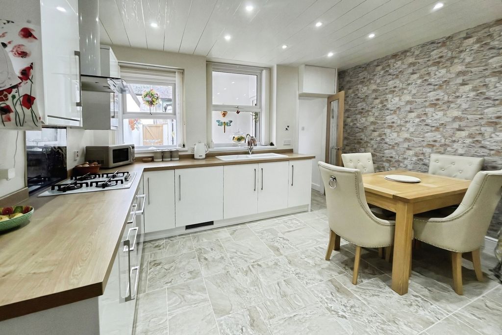 Property photo 2 of 11 Kitchen/Dining Room