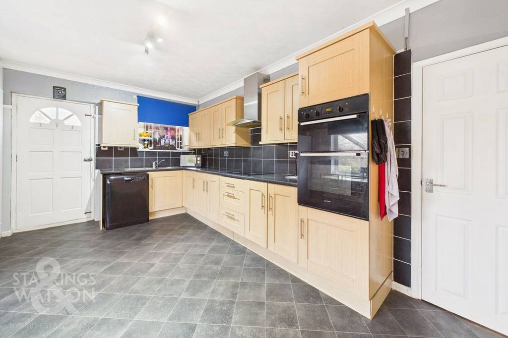 Property photo 3 of 27