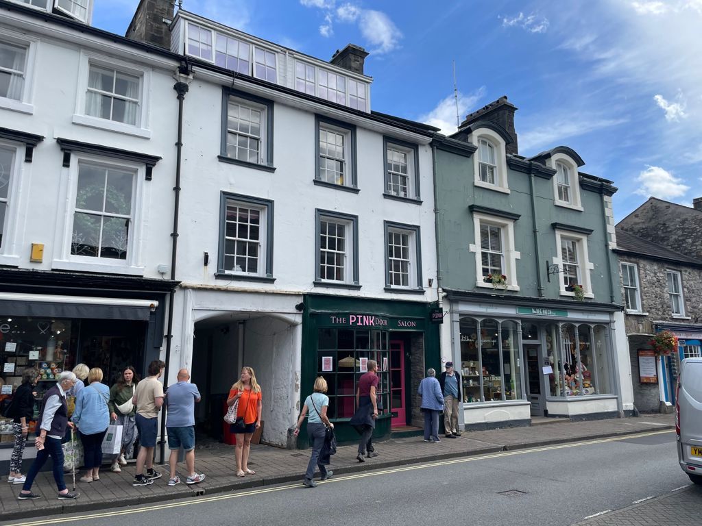 Property photo 1 of 9 Photo 4