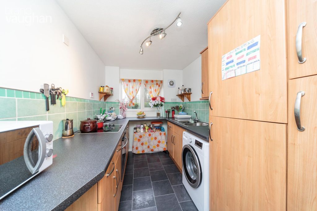 Property photo 3 of 8 Kitchen