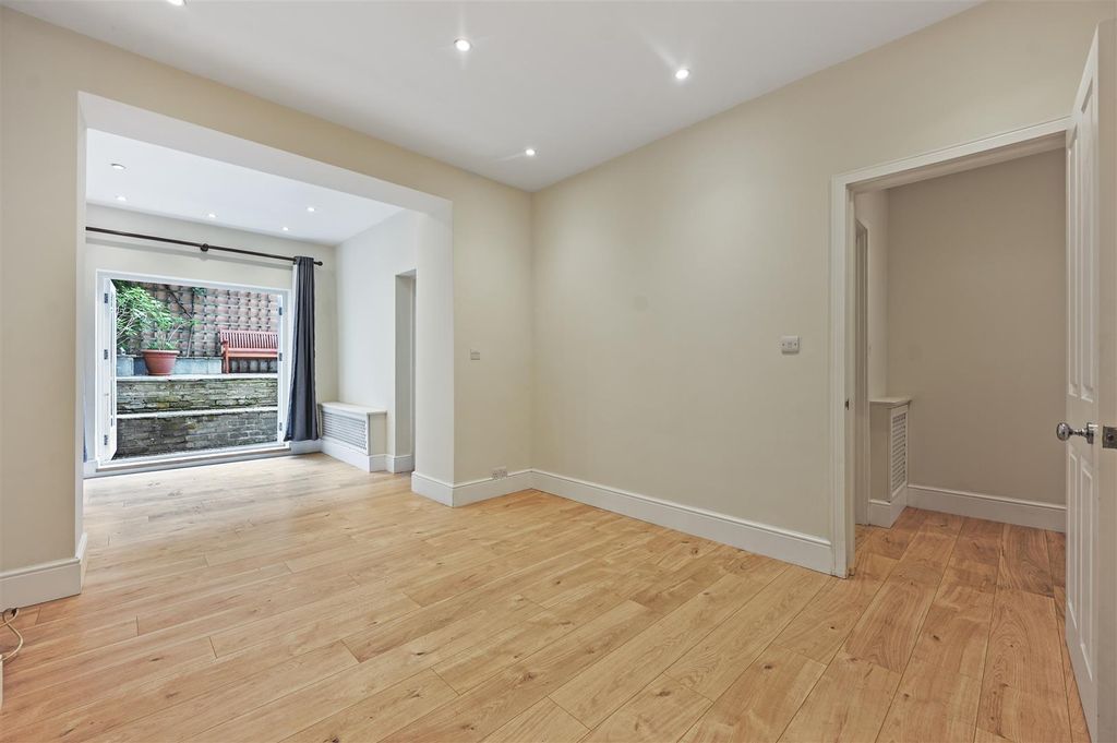 Property photo 1 of 9 Overstone Road