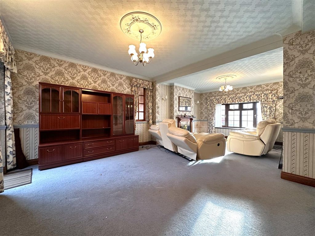 Property photo 2 of 25 Large Open-Plan Living Space 274