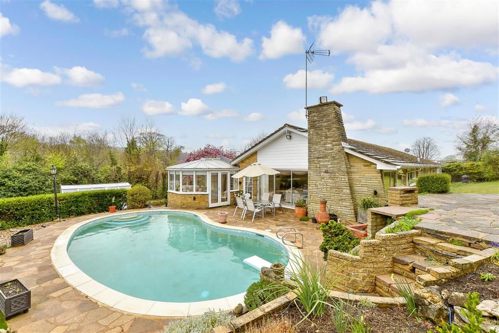 Property photo 1 of 20 Swimming Pool