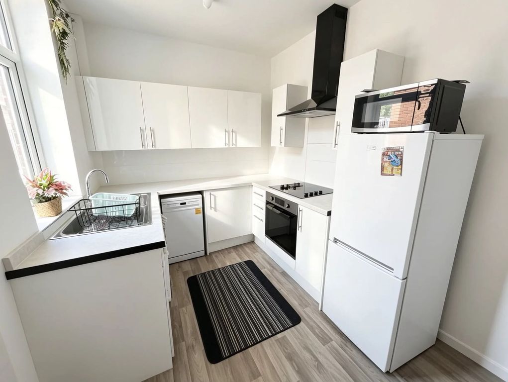 Property photo 3 of 10 Kitchen