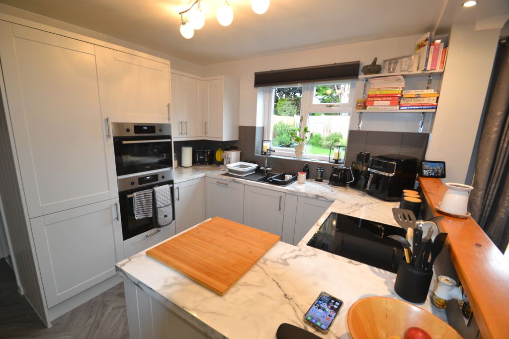Property photo 3 of 18 Kitchen